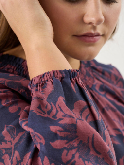 ADRAGNA - Plus Size Blus från Adia