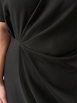 ADROSA - Plus Size Klänning från Adia