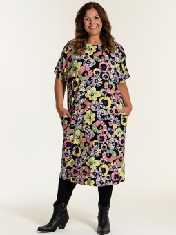 Gozzip PIL - Svart jersey klänning med blommönster