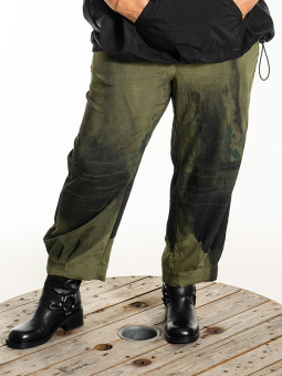 ILA - Plus Size Byxor från Gozzip Black