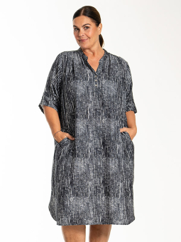 LAILA - Plus Size Klänning från Gozzip Black