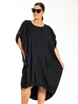 LYNETT - Plus Size Klänning från Gozzip Black