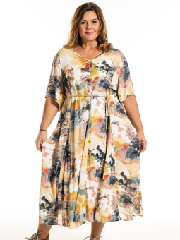 MAJA - Plus Size Klänning från Gozzip