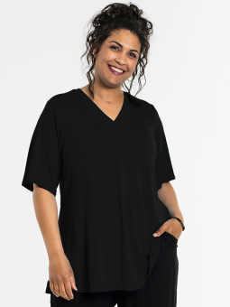 Studio LYKKE - Svart t-shirt i viskosjersey med v-ringning