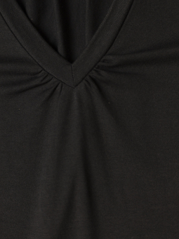 Studio LYKKE - Svart t-shirt i viskosjersey med v-ringning