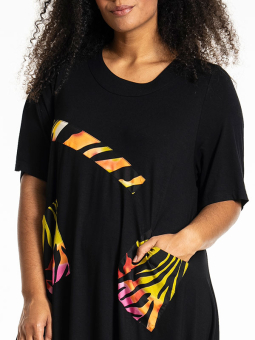 JOY - Plus Size Klänning från Studio
