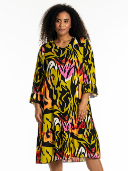 JUNNI - Plus Size Klänning från Studio