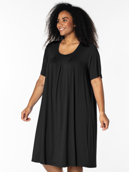 KICKA - Plus Size Klänning från Studio