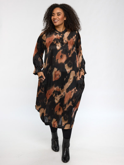 SCECILIE - Plus Size Klänning från Studio