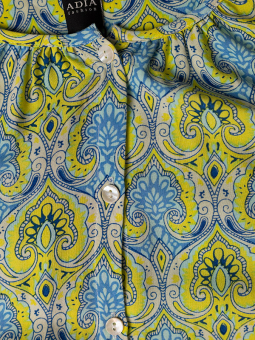 Adia Viskosklänning i smart blått och grönt tryck