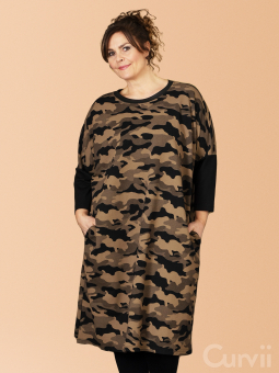 Gozzip Black PIA - Oversize klänning i bomullstrikå med brunt kamouflagetryck