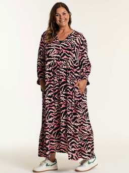 Gozzip CONNY - Lang pink viskose kjole med sort og hvid dyreprint