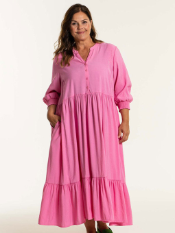 Gozzip CONNY - Lång rosa klänning med fickor och V-ringning