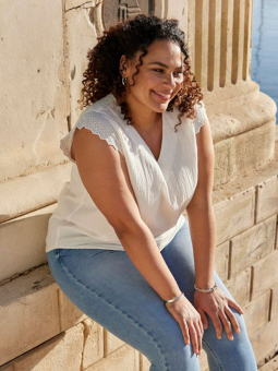 CARTHYRA - Plus Size Blus från Only Carmakoma