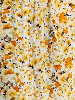 Studio ABELINE - Vit klänning i viskos med gula blommor