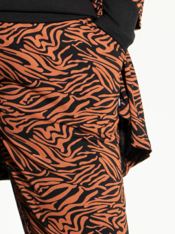 Studio VIBEN - Stretchiga byxor med svart och rostrött mönster