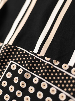 Studio CHRISTINE - Svart blus med vitt och beige tryck