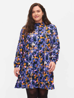 Zizzi lila viskostunika med vackra blommor