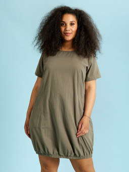 AMIN - Plus Size Klänning från Zhenzi